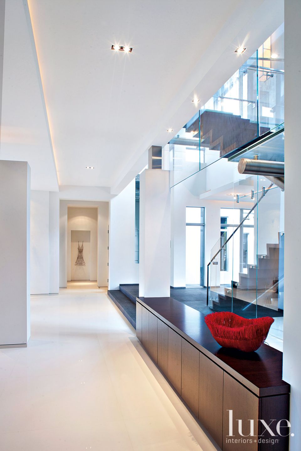 Sleek modern hallway - Luxe Interiors + Design