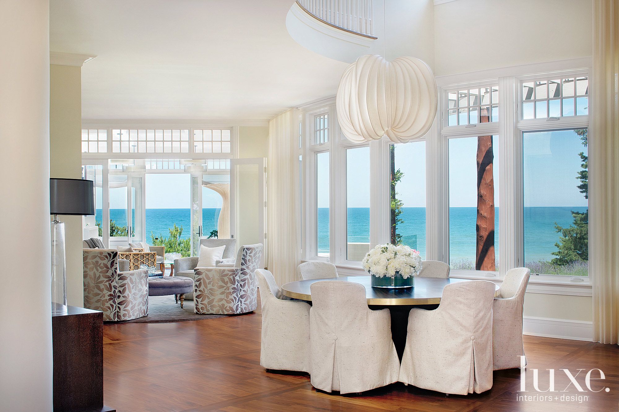 Dining room with outdoor landscape view - Luxe Interiors + Design