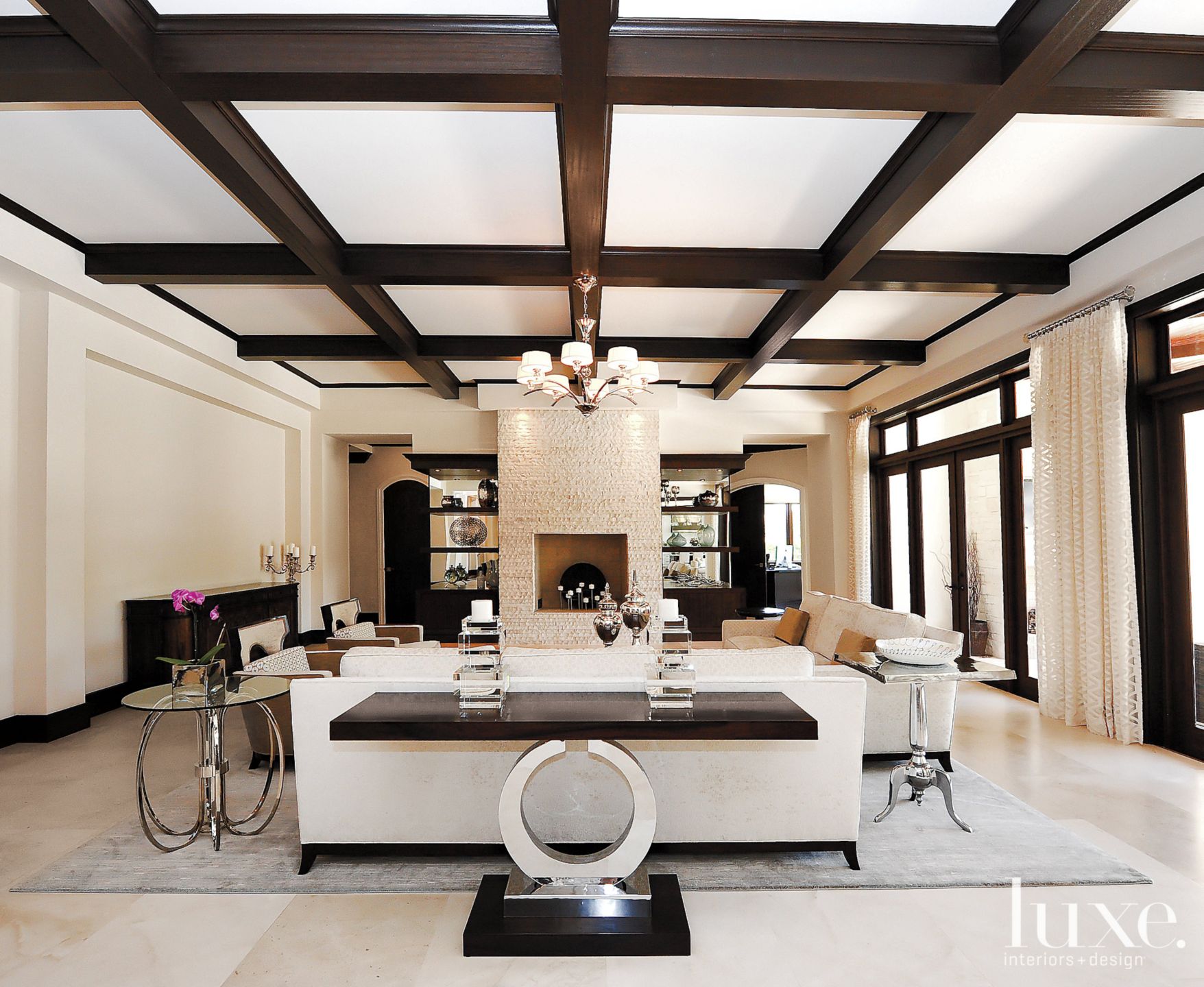 умный дом освещение. гостиная в бело сером цвете. придаст помещению. освещение в интерьере. каскадная люстра в столовой.