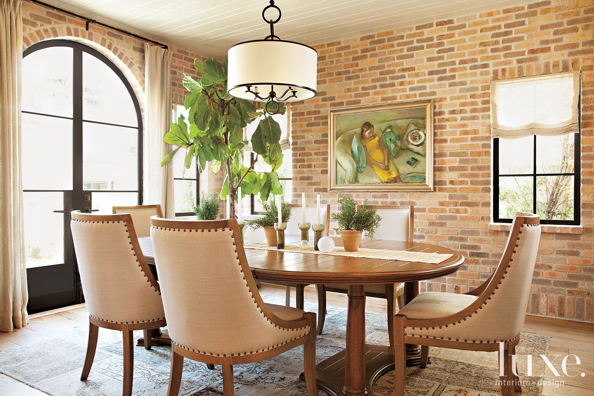 Brown dining room - Luxe Interiors + Design