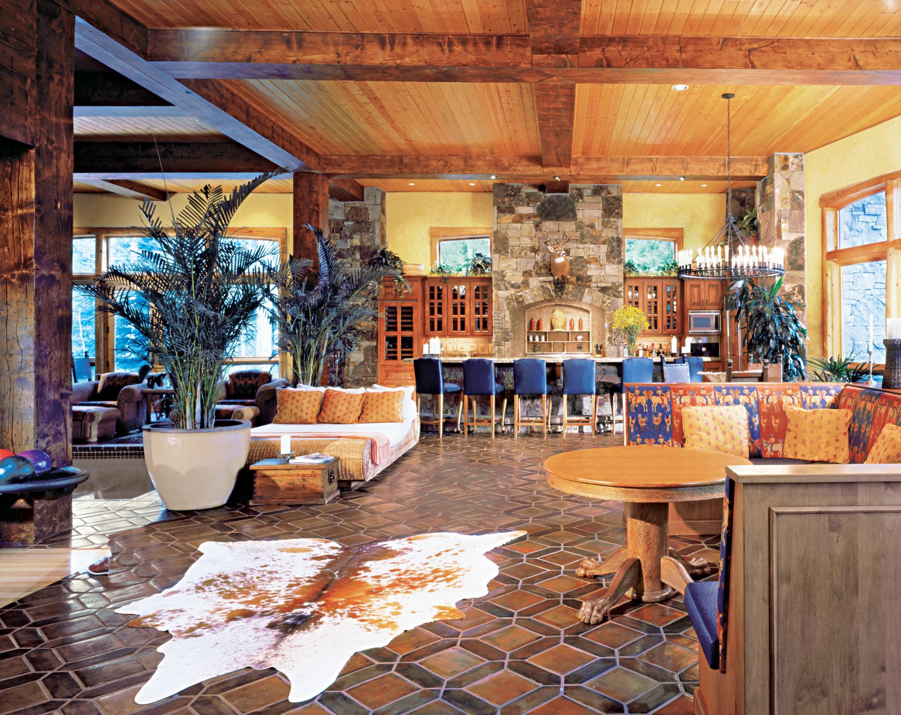 Mountain Home Bar Area - Luxe Interiors + Design