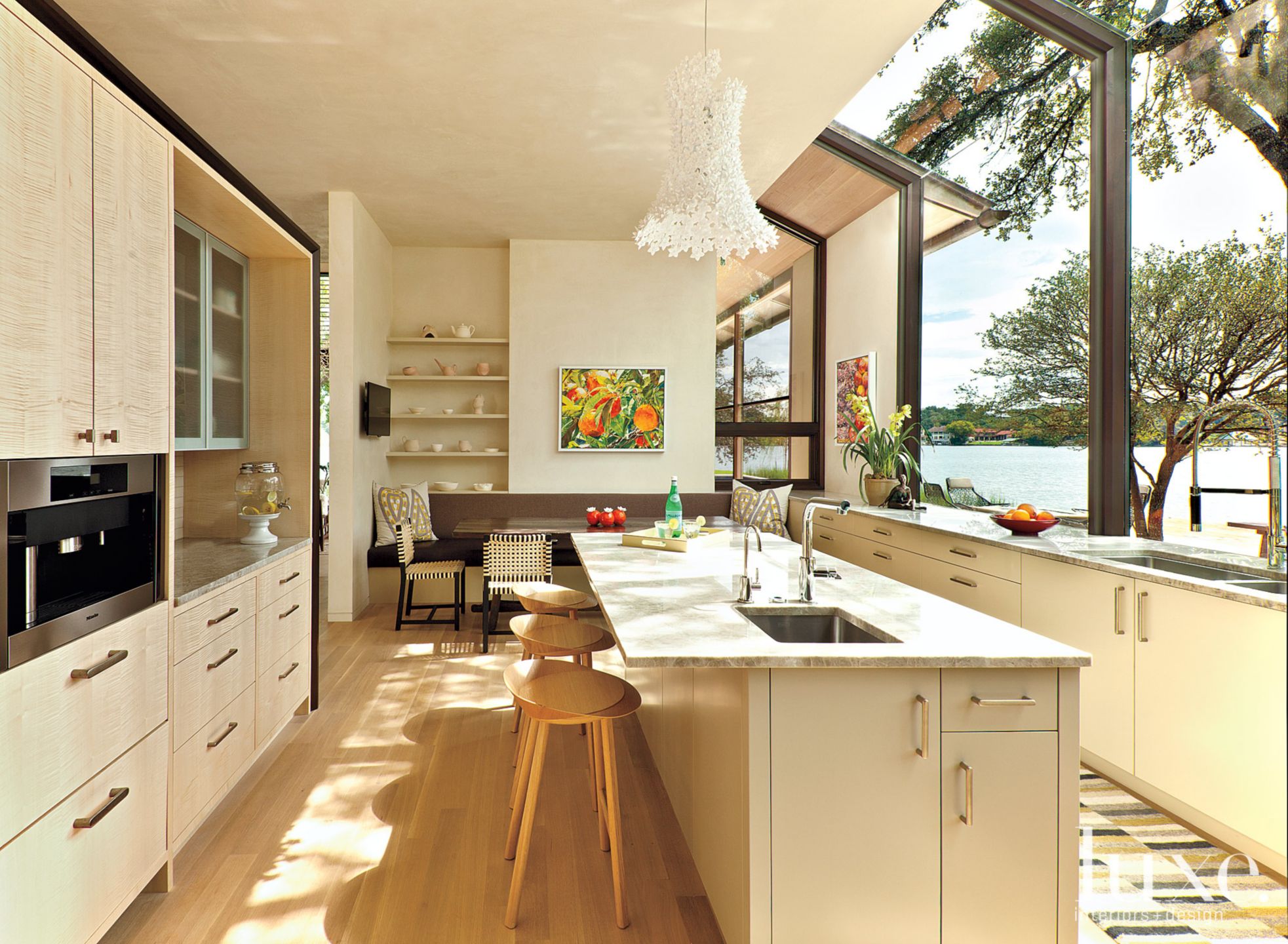 Contemporary Sunlit Kitchen - Luxe Interiors + Design