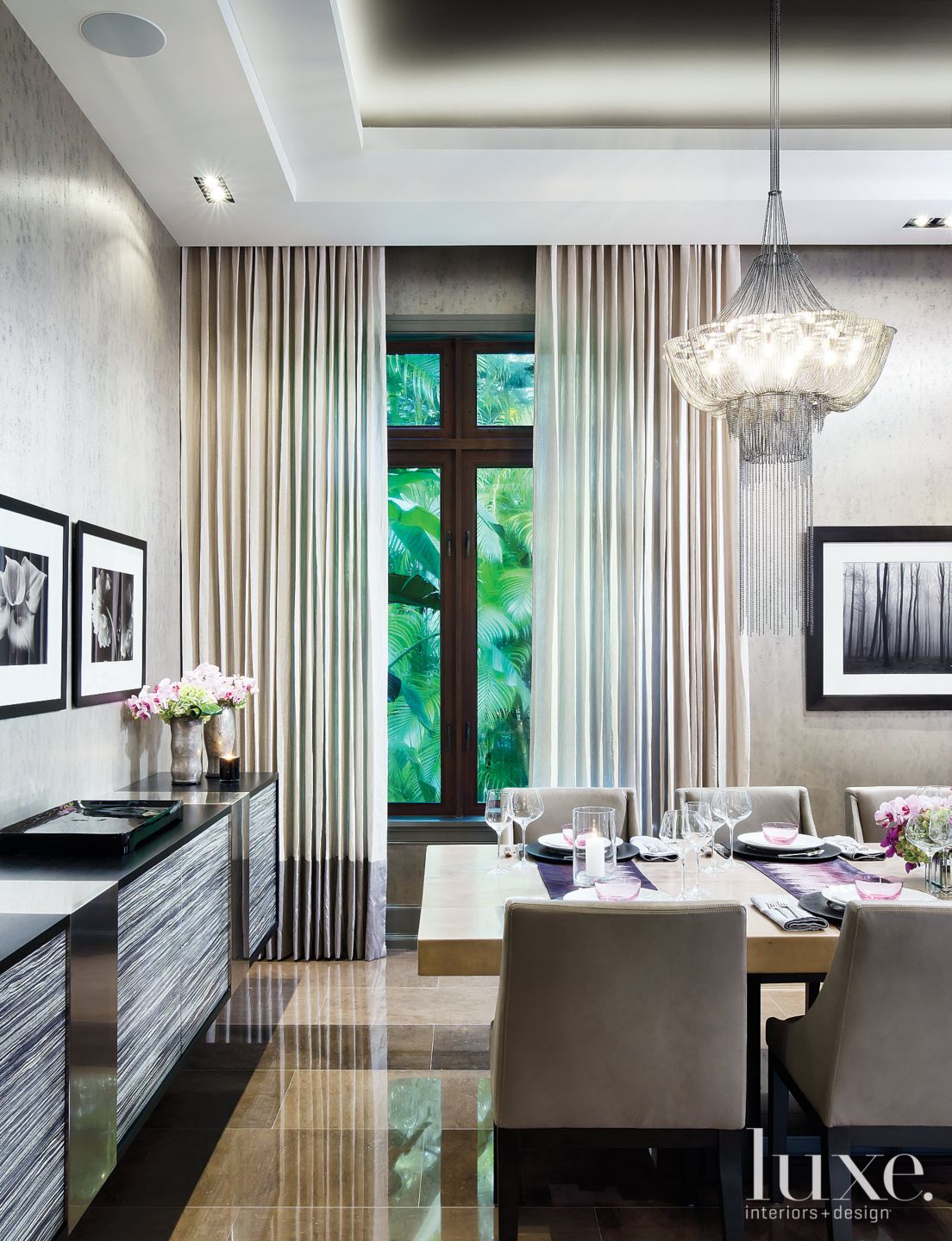 Dining room with metal chain chandelier - Luxe Interiors + Design
