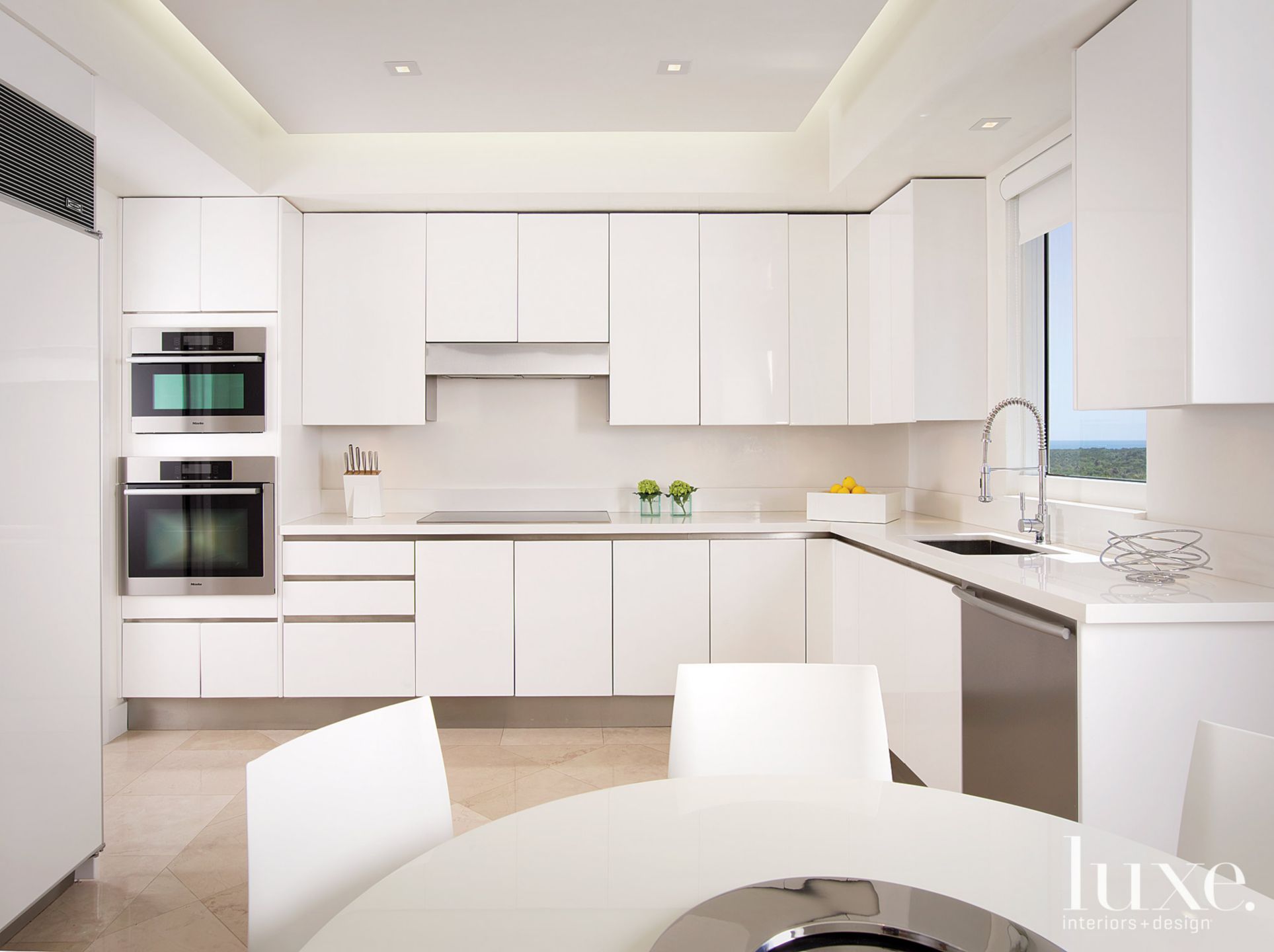 Modern White Kitchen with Round Table - Luxe Interiors + Design