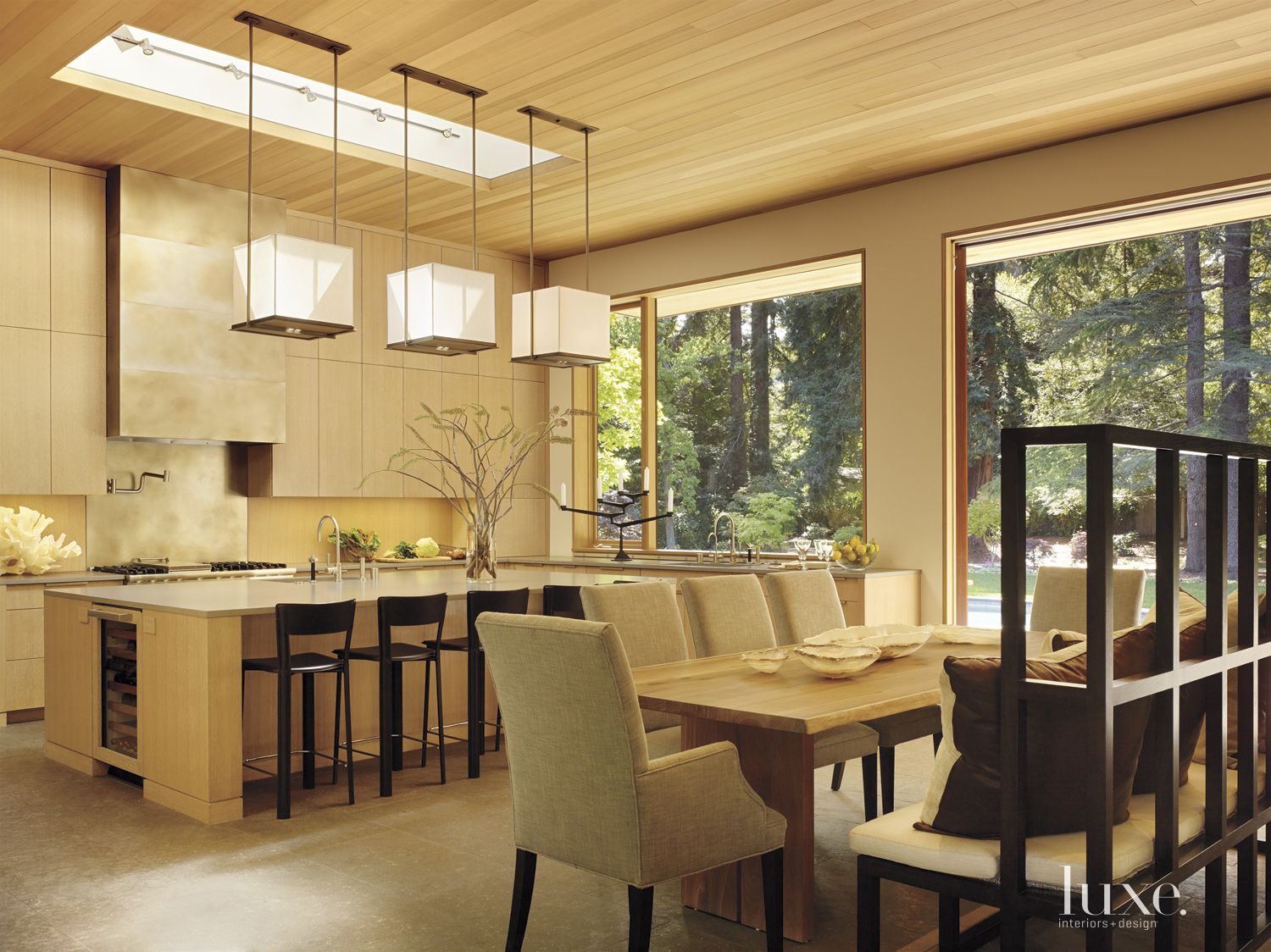 Modern Open Plan Breakfast Area - Luxe Interiors + Design